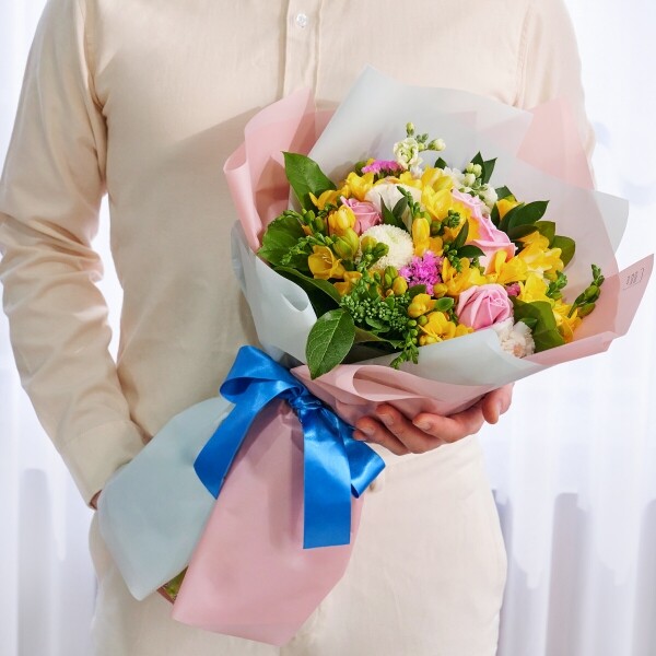 꽃집청년들,프리지아 분홍 계절꽃다발