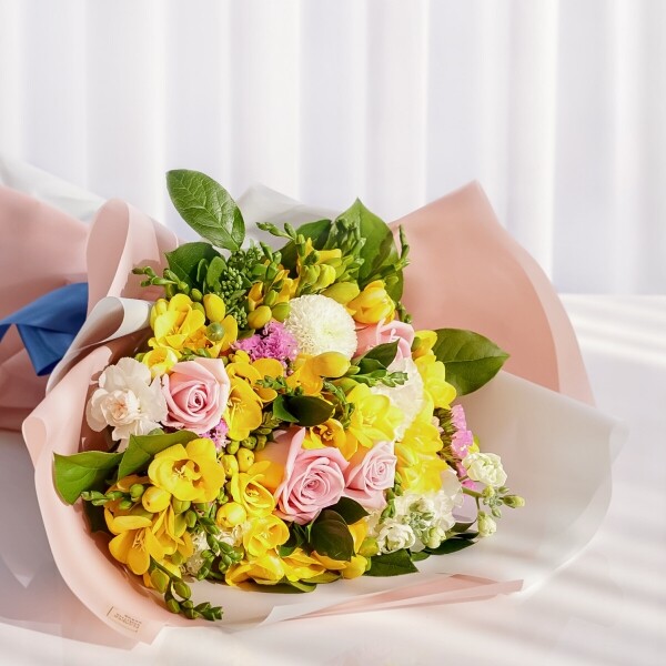 꽃집청년들,프리지아 분홍 계절꽃다발