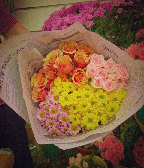 꽃을 좋아해요.