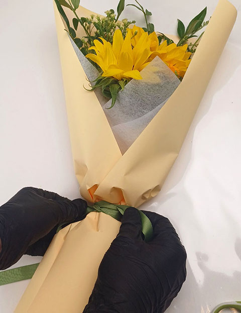 해바라기꽃다발 리본 묶기