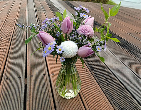 폼폰 국화와 튤립, 화병 꽂이가 완성되었어요